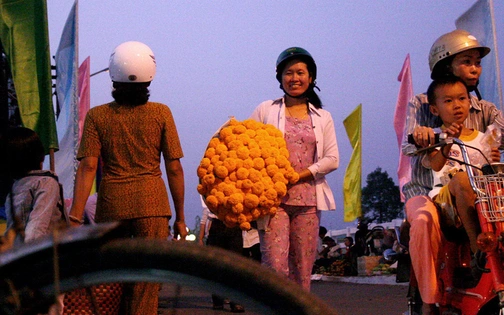 'Về ăn tết đi, bố mẹ mong nhất không phải là đồng xu, cắc bạc nào của mày'