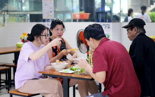 Ngày đầu tiên bán tại chỗ, dân Sài Gòn dậy sớm để ăn cơm tấm, húp tô phở nóng
