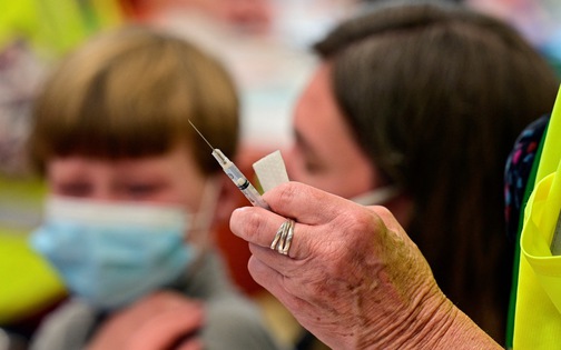 WHO khuyến nghị giảm liều vắc xin cho trẻ dưới 12 tuổi