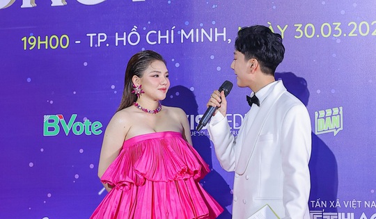 'Lady Mây' Myra Trần trổ tài hát nốt cao vút trên thảm đỏ Cống hiến 2023