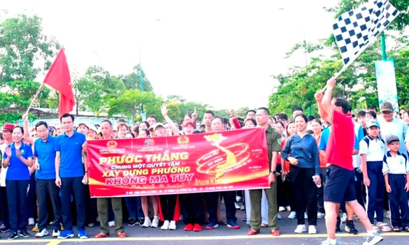 Hơn 3.000 người đi bộ gây quỹ “Vì người nghèo”