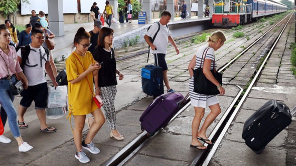 Oằn lưng 'cõng' phí, giá vé tàu liên tục tăng cao