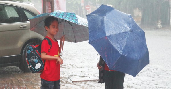 Mưa trắng trời, hàng chục ngàn học sinh Nghệ An - Hà Tĩnh nghỉ học