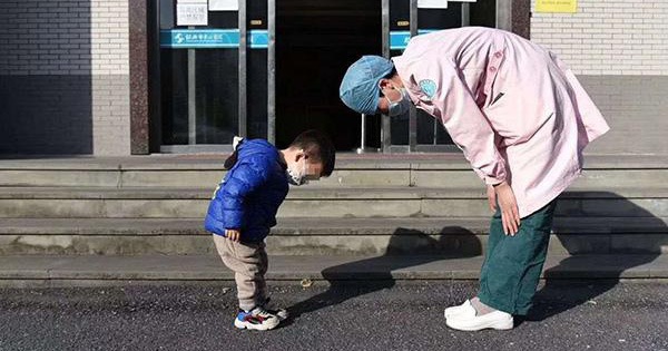 Cậu bé cúi chào cô y tá trước cổng bệnh viện, gọi cô là ''Mẹ y tá''
