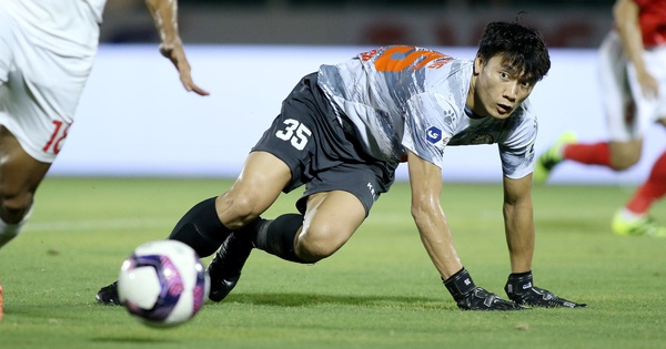 Video: HLV CLB TP.HCM chỉ đạo Bùi Tiến Dũng chơi chân phát động tấn công