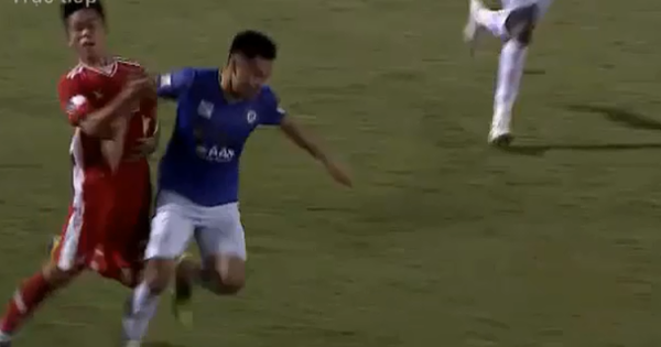 CLB Hà Nội: Tới lượt Đức Huy chơi xấu, giật chỏ đàn em rồi lãnh thẻ đỏ