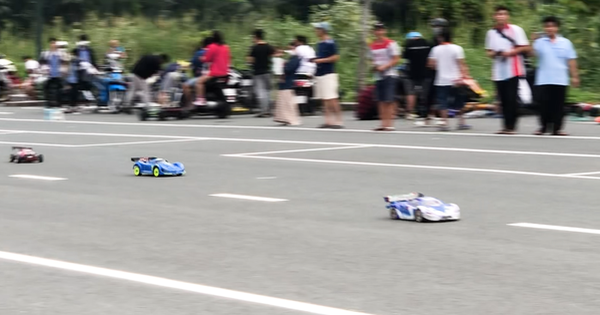 Video: Xe điều khiển từ xa nẹt pô inh ỏi, phóng vun vút với vận tốc kinh hoàng trên đường phố Sài Gòn
