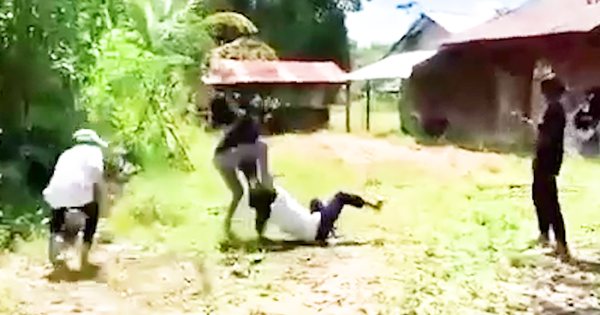 Video: Mời phụ huynh và học sinh đến để làm rõ thông tin 2 nữ sinh bị lột đồ - Tuổi Trẻ Online