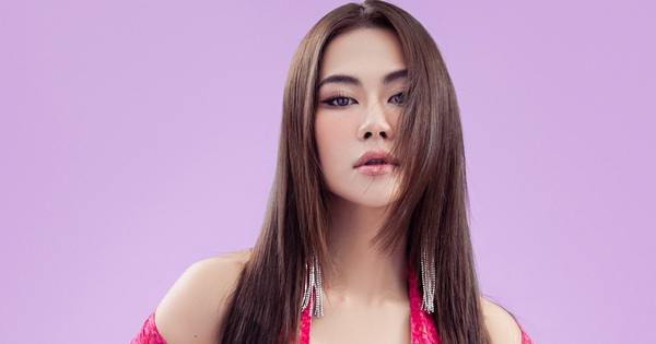 Vừa lộ diện, 'Miêu Quý Tộc' Hà Nhi đi... trình diễn thời trang