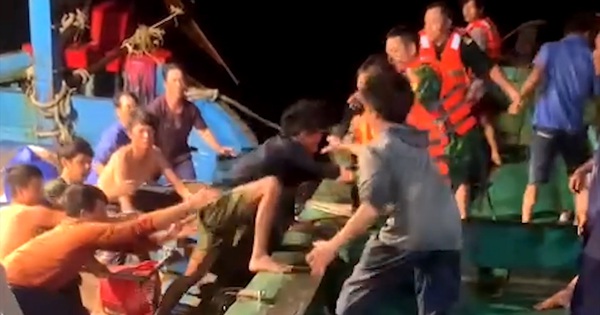 Ngư dân Việt Nam cứu 12 thuyền viên tàu hàng Malaysia, còn ba người mất tích - Tuổi Trẻ Online