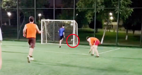 Pha hỏng ăn bất ngờ nhất trên sân bóng đá phủi