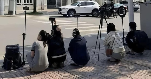 Ảnh vui 4-1: Công việc làm thêm cuối tuần – check VAR