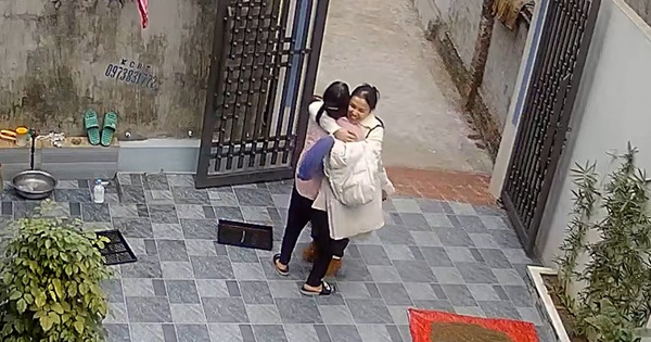 Mẹ chồng vui sướng ôm chầm con dâu sau nhiều ngày xa cách