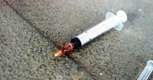 HIV lây nhiễm qua tiếp xúc với kim tiêm dính máu HIV lây nhiễm qua tiếp xúc với kim tiêm dính máu