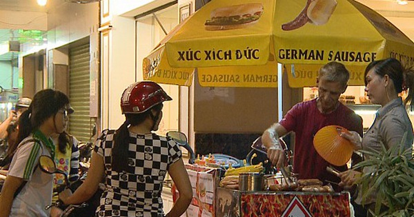 Anh Klaus Rutt và lò nướng xúc xích Đức trên vỉa hè
