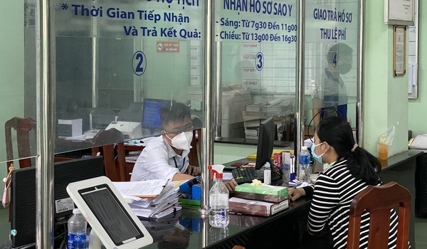 HỎI - ĐÁP về dịch COVID-19: Đi làm giấy tờ trở lại ra sao lúc này?