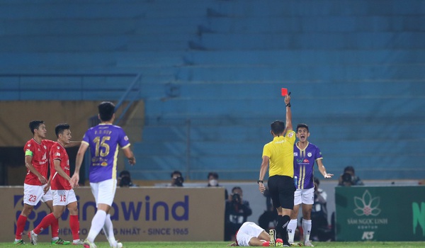 Văn Kiên nhận thẻ đỏ, Hà Nội FC không thể thắng CLB TP.HCM