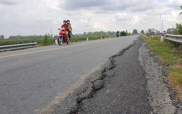 Đường ngàn tỉ Châu Đốc - Tịnh Biên tiếp tục lún nứt sau giặm vá