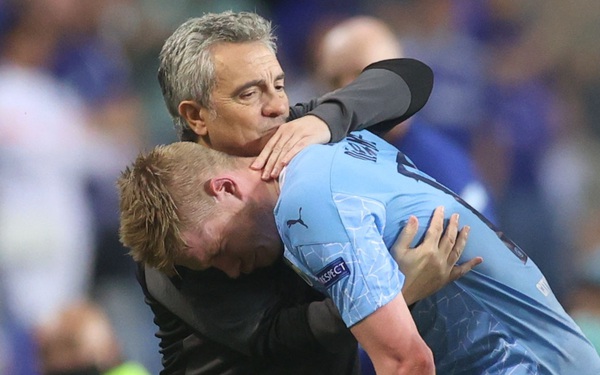 De Bruyne khóc nức nở khi phải rời sân vì chấn thương trong trận chung kết