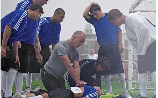 Vận động viên đổ gục khi đang thi đấu: Chuyện gì xảy ra?