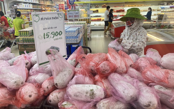 Siêu thị đầy ắp nhưng dân không mua được vì… khác phường