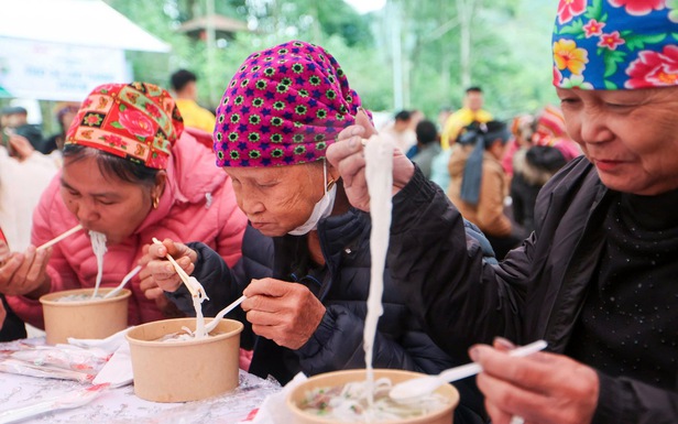 Bao người Làng Nủ lần đầu ăn phở