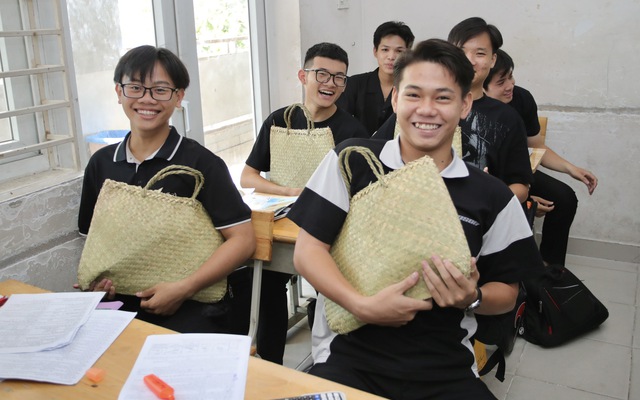 Bộ sưu tập cặp đi học độc lạ của Trường THPT Võ Văn Kiệt vào ngày thứ 5 hạnh phúc