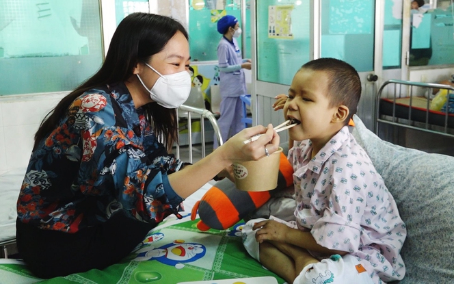 Xe phở yêu thương tiếp tục hành trình đến với Bệnh viện Ung bướu