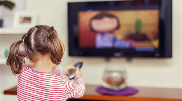 Những tác hại khi trẻ xem ti vi, điện thoại nhiều - Tuổi Trẻ Online