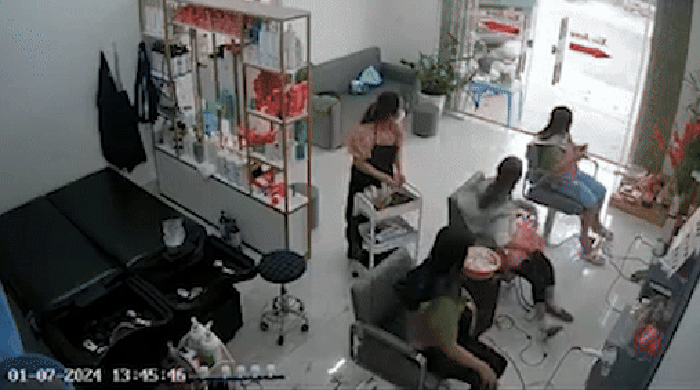 Hình ảnh bác sĩ trẻ xuống tóc trước khi đến Bắc Giang gây xúc động