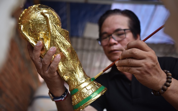 Người đàn ông đam mê làm cúp vàng World Cup
