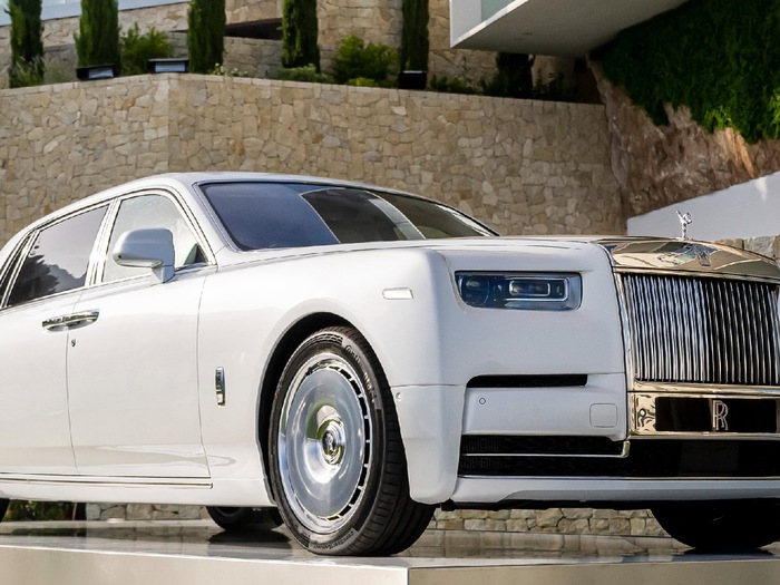 Bánh xe Rolls-Royce mất 10 ngày hoàn thiện, giá hàng trăm triệu đồng - Tuổi  Trẻ Online