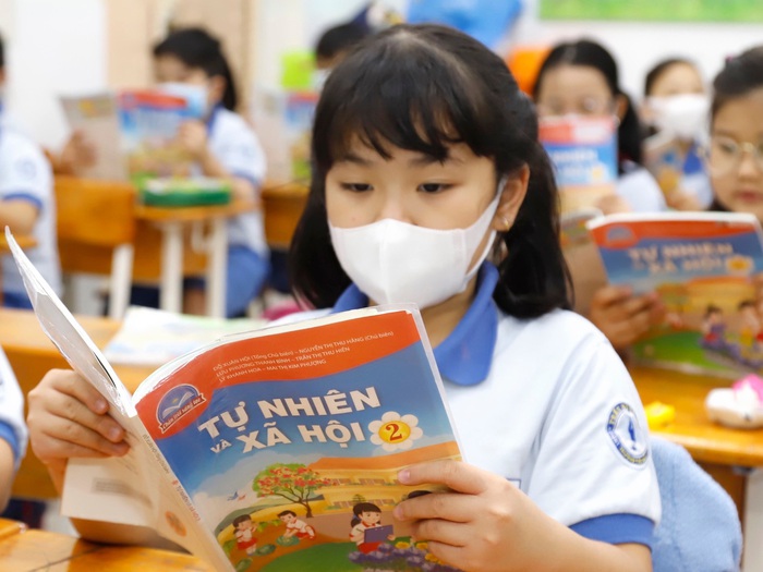 Sinh viên trả sách