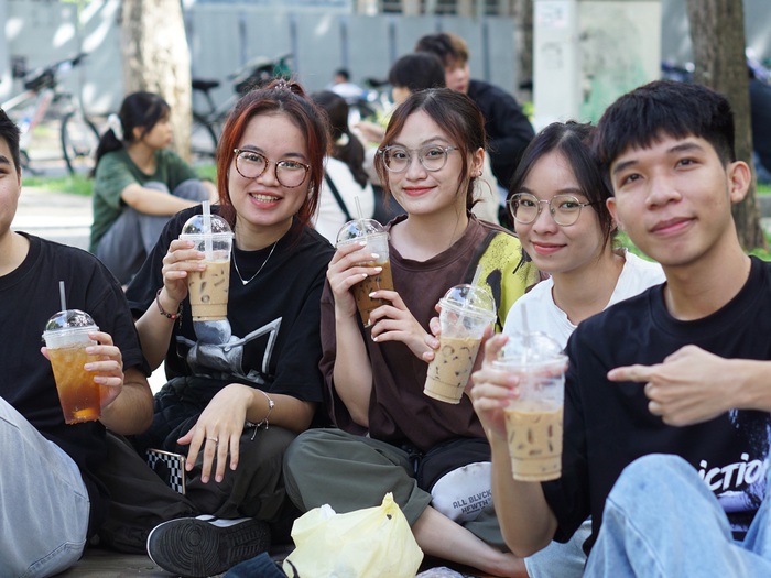 Nhóm bạn trẻ chia sẽ khi trải nghiệm cả phê muối