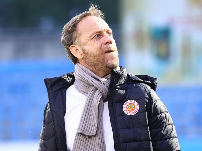 Báo Thái Lan phản ứng khi HLV Polking chê mặt sân ở V-League 2 HLV Polking chê sân Hà Tĩnh như 'bãi cỏ chăn bò' - Tuổi Trẻ Online