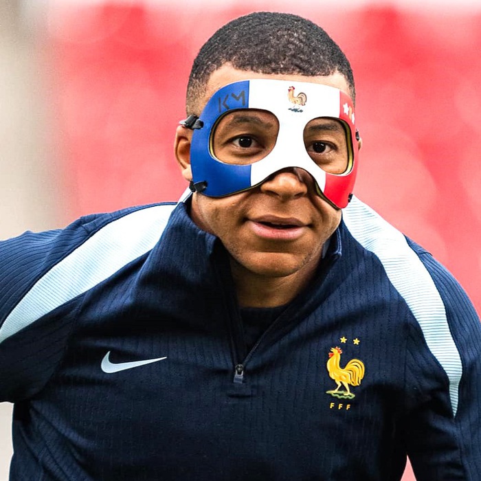 Mbappe xuất hiện với mặt nạ mới, sẵn sàng đánh bại Hà Lan - Tuổi Trẻ Online