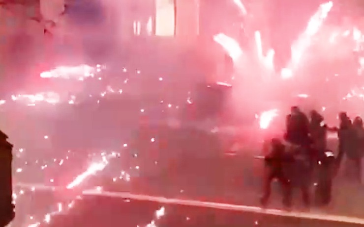 Video: Cổ động viên Pháp bắn pháo hoa vào cảnh sát sau trận chung kết World Cup 2022