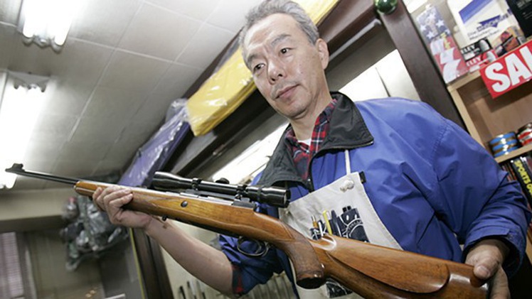 Không cấm súng nhưng tại sao Nhật không có xả súng?