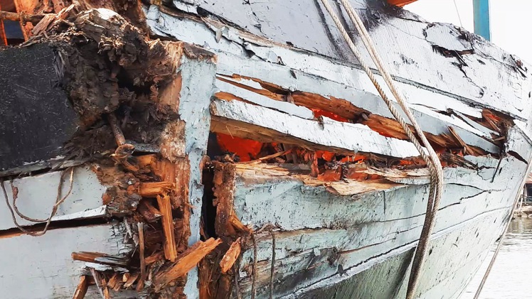 Tàu cá Quảng Nam bị tàu lạ đâm va trên biển Hoàng Sa