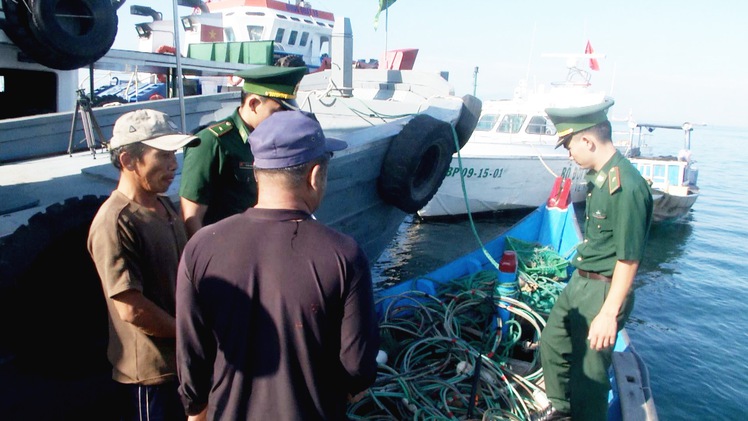 Khai thác hải sản bằng súng điện tại khu vực hành lang an toàn nhà máy lọc dầu Dung Quất