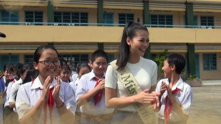 Hoa hậu Phương Khánh về thăm trường cũ