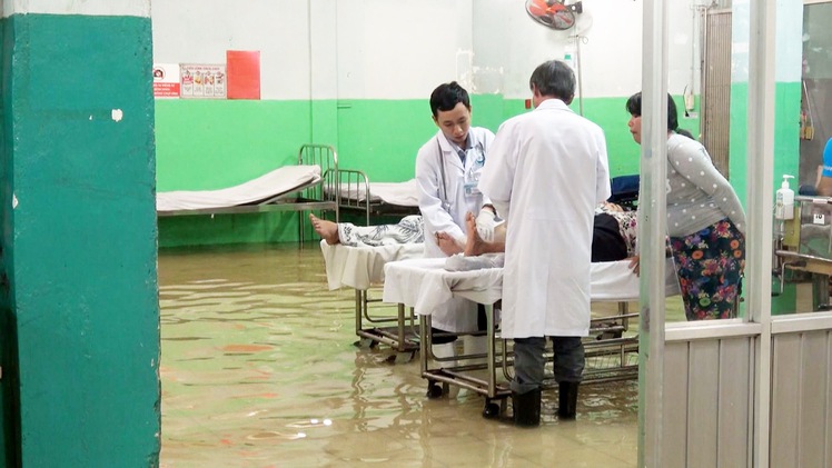 Bệnh viện ngập nặng, bác sĩ mang ủng lội nước cấp cứu bệnh nhân