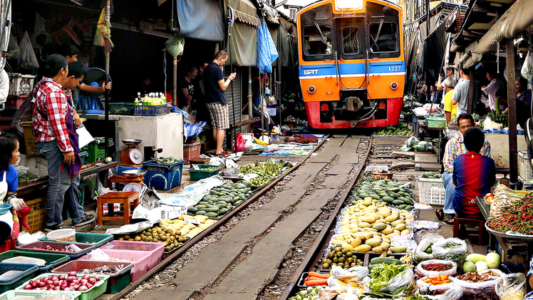 Khu chợ đường ray nguy hiểm nhất Thái Lan