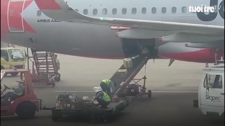 Jetstar sa thải 2 nhân viên quăng hành lý của khách