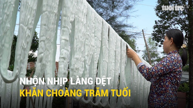 Nhộn nhịp làng dệt khăn choàng trăm tuổi