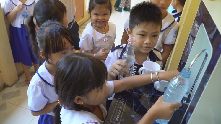 Chia sẻ nước sạch đến với học sinh biên giới Đồng Tháp