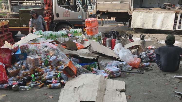 Người dân gom hàng trăm thùng nước ngọt giúp tài xế xe tải gặp nạn