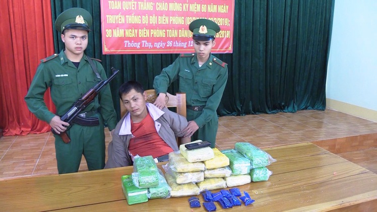 Mật phục bắt nghi phạm mang khối lượng lớn ma túy từ Lào vào Việt Nam