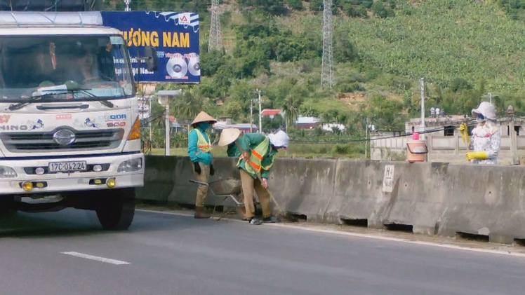 Quá nguy hiểm với công nhân quét dọn cát dải phân cách quốc lộ