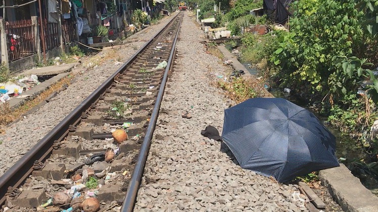 Lao ra đường ray, cô gái bị tàu hỏa tông chết tại chỗ